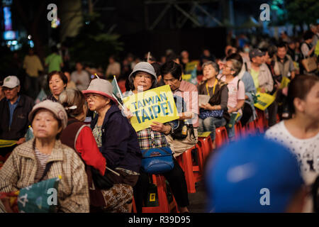 Unterstützer wave Flags und Plakat "Taiwan Taipei' bei einer Rallye regierenden Demokratischen Fortschrittspartei (DPP) Bürgermeisterkandidat in Taipei, Taiwan zu unterstützen, am 21. November 2018. Am 24. November, den taiwanischen Stimmen werden für neun in einer Wahl mit kommunale Bürgermeister, Grafschaft, aber auch für verschiedene Fragen unter Referendum. November 21, 2018 Kreditkarten: Nicolas Datiche/LBA/Alamy leben Nachrichten Stockfoto