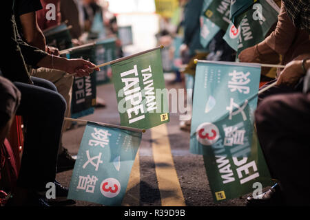 Unterstützer wave Flags und Plakat "Taiwan Taipei' bei einer Rallye regierenden Demokratischen Fortschrittspartei (DPP) Bürgermeisterkandidat in Taipei, Taiwan zu unterstützen, am 21. November 2018. Am 24. November, den taiwanischen Stimmen werden für neun in einer Wahl mit kommunale Bürgermeister, Grafschaft, aber auch für verschiedene Fragen unter Referendum. November 21, 2018 Kreditkarten: Nicolas Datiche/LBA/Alamy leben Nachrichten Stockfoto