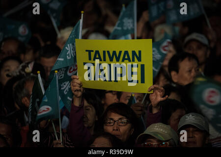 Unterstützer wave Flags und Plakat "Taiwan Taipei' bei einer Rallye regierenden Demokratischen Fortschrittspartei (DPP) Bürgermeisterkandidat in Taipei, Taiwan zu unterstützen, am 21. November 2018. Am 24. November, den taiwanischen Stimmen werden für neun in einer Wahl mit kommunale Bürgermeister, Grafschaft, aber auch für verschiedene Fragen unter Referendum. November 21, 2018 Kreditkarten: Nicolas Datiche/LBA/Alamy leben Nachrichten Stockfoto