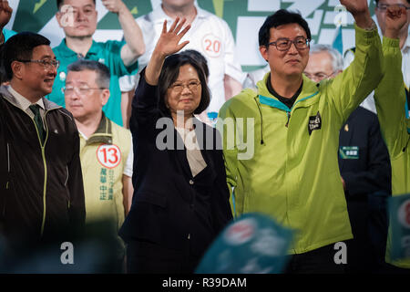 Taiwan Präsident Tsai Ing-wen (C) und der regierenden Demokratischen Fortschrittspartei (DPP) Bürgermeisterkandidat Pasuya Yao (R) Grüße Anhänger nach einer Rede auf einer Kundgebung in Taipei, Taiwan, 21. November 2018. Am 24. November, den taiwanischen Stimmen werden für neun in einer Wahl mit kommunale Bürgermeister, Grafschaft, aber auch für verschiedene Fragen unter Referendum. November 21, 2018 Kreditkarten: Nicolas Datiche/LBA/Alamy leben Nachrichten Stockfoto