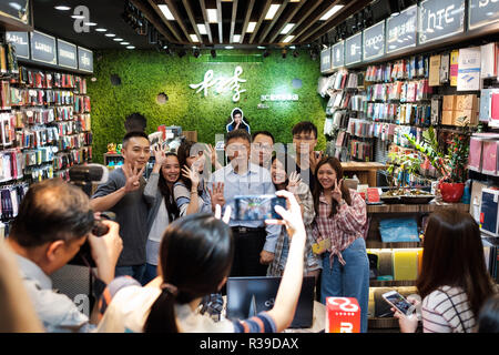 Taipei City Bürgermeister und Stadt bürgermeisterkandidat Ko Wen - je posiert für ein Foto mit Shop Mitarbeiter während Straße Kampagne in Taipei, Taiwan, 21. November 2018. Am 24. November, den taiwanischen Stimmen werden für neun in einer Wahl mit kommunale Bürgermeister, Grafschaft, aber auch für verschiedene Fragen unter Referendum. November 21, 2018 Kreditkarten: Nicolas Datiche/LBA/Alamy leben Nachrichten Stockfoto