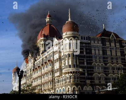 Taj Mahal Hotel brennen, nachdem es von Deccan Mujahideen Terroristen im Süden von Mumbai Indien am 27/11/2008 angegriffen wurde. Terroristen tötete 100 Menschen und mehr als 200 in einer Reihe von koordinierten Attacken über Indien verletzt? s Finanzmetropole Mumbai als schwer bewaffnete bewaffnete Männer in Gruppen von zwei bis vier Feuer mit automatischen Waffen eröffnet und lobbed Granaten in 10 Orte im Süden von Mumbai, einschließlich das 5-Sterne Taj und Trident Hotels, die Stadt den Terminus, ein Krankenhaus, ein Café, ein Pub und ein Kino. Foto: Dinodia (c) dpa-Bericht | Verwendung weltweit Stockfoto