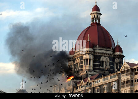 Taj Mahal Hotel brennen, nachdem es von Deccan Mujahideen Terroristen im Süden von Mumbai Indien am 27/11/2008 angegriffen wurde. Terroristen tötete 100 Menschen und mehr als 200 in einer Reihe von koordinierten Attacken über Indien verletzt? s Finanzmetropole Mumbai als schwer bewaffnete bewaffnete Männer in Gruppen von zwei bis vier Feuer mit automatischen Waffen eröffnet und lobbed Granaten in 10 Orte im Süden von Mumbai, einschließlich das 5-Sterne Taj und Trident Hotels, die Stadt den Terminus, ein Krankenhaus, ein Café, ein Pub und ein Kino. Foto: Dinodia (c) dpa-Bericht | Verwendung weltweit Stockfoto