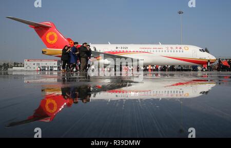 Peking, China, 22. November 2018. Die ARJ21, Chinas erste commericial Regionalflugzeuge, am Internationalen Flughafen Shuangliu geparkt in Chengdu, der Hauptstadt der Provinz Sichuan im Südwesten Chinas, Nov. 29, 2015. Tochtergesellschaften von der China Aviation Industry Corporation (AVIC) und Commercial Aircraft Corporation von China Ltd. (COMAC) haben ein gemeinsames Design Center zu Nasen für China entwickeln entwickelten Verkehrsflugzeuge, AVIC sagte, Nov. 21, 2018. Nach dem Abkommen über die Zusammenarbeit, AVIC Chengdu Aircraft Corporation Commercial Aircraft Co., Ltd. und Shanghai COMAC Flugzeuge Desig Credit: Xinhu Stockfoto