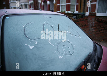 London, Großbritannien. 22 Nov, 2018. Kalt und ein Lächeln im Gesicht, geschrieben auf einem Auto Windschutzscheibe mit Reif bedeckt ist in London nach einer sehr kalten Nacht gesehen. Nach dem Met Office Schneestürme und eisige Temperaturen sind in Großbritannien in der kommenden Woche als Arctic blast fegt über das Land kommen. Die Temperaturen sind wahrscheinlich zu stürzen bis -10 C und der bitteren Frost - mit Stürme aus Sibirien und schweren Schnee - wird voraussichtlich bis Weihnachten. Credit: Dinendra Haria/SOPA Images/ZUMA Draht/Alamy leben Nachrichten Stockfoto