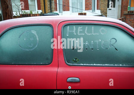 London, Großbritannien. 22 Nov, 2018. Hallo Winter und ein Smiley, ist auf einem Auto Windschutzscheibe in Frost in London fallen nach einer sehr kalten Nacht. Nach dem Met Office Schneestürme und eisige Temperaturen sind in Großbritannien in der kommenden Woche als Arctic blast fegt über das Land kommen. Die Temperaturen sind wahrscheinlich zu stürzen bis -10 C und der bitteren Frost - mit Stürme aus Sibirien und schweren Schnee - wird voraussichtlich bis Weihnachten. Credit: Dinendra Haria/SOPA Images/ZUMA Draht/Alamy leben Nachrichten Stockfoto