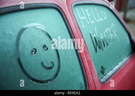 London, Großbritannien. 22 Nov, 2018. Hallo Winter und ein Smiley, ist auf einem Auto Windschutzscheibe in Frost in London fallen nach einer sehr kalten Nacht. Nach dem Met Office Schneestürme und eisige Temperaturen sind in Großbritannien in der kommenden Woche als Arctic blast fegt über das Land kommen. Die Temperaturen sind wahrscheinlich zu stürzen bis -10 C und der bitteren Frost - mit Stürme aus Sibirien und schweren Schnee - wird voraussichtlich bis Weihnachten. Credit: Dinendra Haria/SOPA Images/ZUMA Draht/Alamy leben Nachrichten Stockfoto