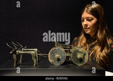 London, Großbritannien. 22. November 2018. Drücken Sie die Taste Vorschau von Bonhams Antiquitäten Verkauf in London. Eine Anatolische bronze t Modell mit Ochsen. Schätzung £ 30.000 - 50.000. Credit: Claire Doherty/Alamy leben Nachrichten Stockfoto