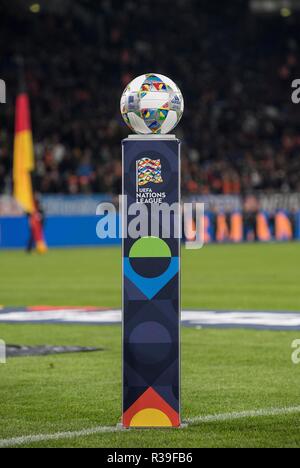 Gelsenkirchen, Deutschland. 19 Nov, 2018. Feature, der Spielball, Adidas, UEFA Nationen Liga, Kugel, der offizielle Spielball Fußball Bundesländer überein, Nationen Liga, Deutschland (GER) - Niederlande (NED) 2:2, am 19/11/2018 in Gelsenkirchen. | Verwendung der weltweiten Kredit: dpa/Alamy leben Nachrichten Stockfoto