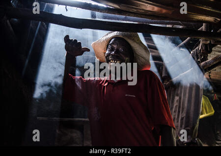 Kenia. 16 Nov, 2018. Ein Mann wird gesehen, aufgeregt nach Betrunken an einer lokalen Bar in Kibera. Für eine lange Zeit, die meisten Frauen aus Kibera Slums haben unter dem Einfluss von Alkohol. Nicht angesichts der Nebenwirkungen, Frauen hier ist aus verschiedenen Gründen einschließlich der Übernahme von Stress und über ihre Probleme in der Familie zu Hause zu vergessen. Dies ist wegen des Mangels an genügend Beschäftigungsmöglichkeiten und Unterstützung von ihren Ehemännern. Der hohe Alkoholkonsum hat zu einer höheren Rate von Todesfällen, Blindheit geführt, und das Risiko für viele gefährliche Krankheiten wie Krebs, Bluthochdruck, Schlaganfall und Traum Stockfoto