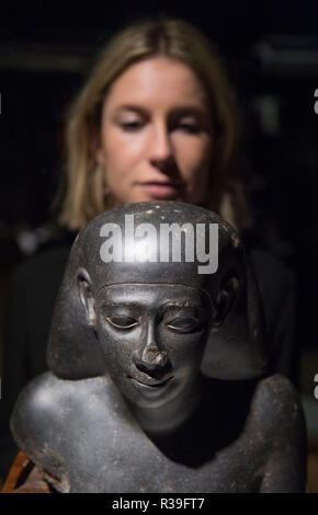 Bonhams, New Bond Street, London, UK. 22. November 2018. Bonhams Antiquitäten Verkauf verfügt über eine herrliche Auswahl der Werke, die sowohl exotische und heimische Tiere aus der antiken Welt. Bild: Eine ägyptische Basalt Büste eines Beamten, Spätzeit, Ende 26. Dynastie 30. Dynastie, ca. 550-334 v. Chr. Schätzung £ 40,000-60,000. Credit: Malcolm Park/Alamy Leben Nachrichten. Stockfoto