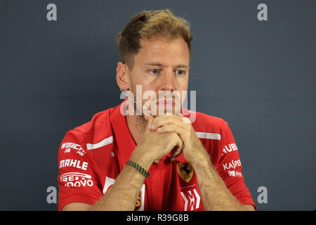 Abu Dhabi, VAE. 22. Nov 2018. 22. November 2018, Yas Marina, Abu Dhabi, Vereinigte Arabische Emirate, Etihad Airways Formel 1-Grand Prix von Abu Dhabi, Treiber Ankünfte und Pressekonferenz; Scuderia Ferrari, Sebastian Vettel Quelle: Aktion Plus Sport Bilder/Alamy leben Nachrichten Stockfoto