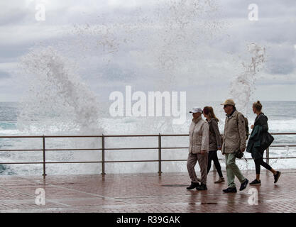 Las Palmas, Gran Canaria, Kanarische Inseln, Spanien. 22. November 2018. Wetter: Urlauber hoffen zu entfliehen Sie dem BRITISCHEN eisigen Wetter enttäuscht sein werden, wenn Sie auf den Kanarischen Inseln, einem beliebten Winter Sonne Reiseziel für viele Briten sind, als schwerer Regen fegt durch die Inseln am Donnerstag. Mehr Regen ist auch für Freitag erwartet. Bild: grosse Wellen gegen die Stadt Strandpromenade Wand in Las Palmas, Einweichen und Touristen, an einem regnerischen Donnerstag auf Gran Canaria. Credit: ALAN DAWSON/Alamy leben Nachrichten Stockfoto