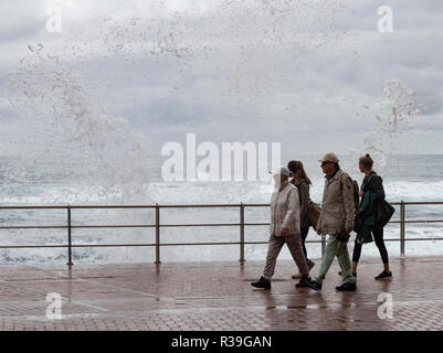 Las Palmas, Gran Canaria, Kanarische Inseln, Spanien. 22. November 2018. Wetter: Urlauber hoffen zu entfliehen Sie dem BRITISCHEN eisigen Wetter enttäuscht sein werden, wenn Sie auf den Kanarischen Inseln, einem beliebten Winter Sonne Reiseziel für viele Briten sind, als schwerer Regen fegt durch die Inseln am Donnerstag. Mehr Regen ist auch für Freitag erwartet. Bild: grosse Wellen gegen die Stadt Strandpromenade Wand in Las Palmas, Einweichen und Touristen, an einem regnerischen Donnerstag auf Gran Canaria. Credit: ALAN DAWSON/Alamy leben Nachrichten Stockfoto