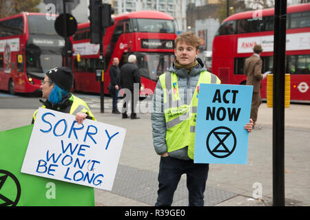 London UK 22 November 2018 Klimawandel Aktivistinnen aus dem Aussterben Rebellion Gruppe blockieren Straßen am Elephant und Castle aus Protest, dass die Regierung nicht genug um die katastrophalen Klimawandel zu vermeiden und zu verlangen, dass sie die Regierung radikale Maßnahmen zu ergreifen, um den Planeten zu retten. Credit: Thabo Jaiyesimi/Alamy leben Nachrichten Stockfoto