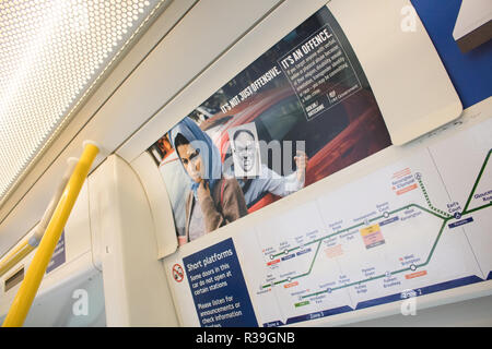 London, Großbritannien. 22. November 2018. Ein Plakat in der Londoner U-Bahn als Teil einer Regierung Anti Hatecrime Kampagne gegen online, und physischen Missbrauch auf Religion, transgender Identität und Rasse Credit: Amer ghazzal/Alamy leben Nachrichten Stockfoto