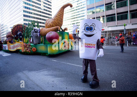 Philadelphia, Pennsylvania, USA. 22. Nov 2018. November 22, 2018 - ein Dunkin' Donuts Zeichen ist in dem Thanksgiving Day Parade in Philadelphia, 22. November 2018 gesehen. Quelle: Michael Candelori/ZUMA Draht/Alamy leben Nachrichten Stockfoto