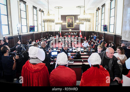 Mailand, Italien. 22. Nov 2018. Feministischer Protest gegen Gesetz 194 während der Rat der Stadt mit Frauen gekleidet als Magd's Geschichte inspiriert Outfits. Credit: LaPresse/Alamy leben Nachrichten Stockfoto