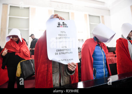 Mailand, Italien. 22. Nov 2018. Feministischer Protest gegen Gesetz 194 während der Rat der Stadt mit Frauen gekleidet als Magd's Geschichte inspiriert Outfits. Credit: LaPresse/Alamy leben Nachrichten Stockfoto