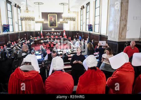 Mailand, Italien. 22. Nov 2018. Feministischer Protest gegen Gesetz 194 während der Rat der Stadt mit Frauen gekleidet als Magd's Geschichte inspiriert Outfits. Credit: LaPresse/Alamy leben Nachrichten Stockfoto