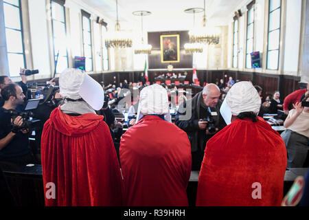 Mailand, Italien. 22. Nov 2018. Feministischer Protest gegen Gesetz 194 während der Rat der Stadt mit Frauen gekleidet als Magd's Geschichte inspiriert Outfits. Credit: LaPresse/Alamy leben Nachrichten Stockfoto