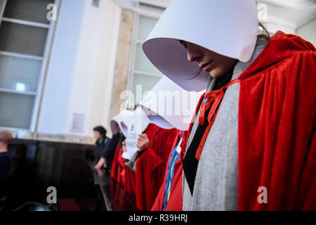 Mailand, Italien. 22. Nov 2018. Feministischer Protest gegen Gesetz 194 während der Rat der Stadt mit Frauen gekleidet als Magd's Geschichte inspiriert Outfits. Credit: LaPresse/Alamy leben Nachrichten Stockfoto