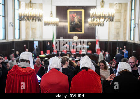 Mailand, Italien. 22. Nov 2018. Feministischer Protest gegen Gesetz 194 während der Rat der Stadt mit Frauen gekleidet als Magd's Geschichte inspiriert Outfits. Credit: LaPresse/Alamy leben Nachrichten Stockfoto