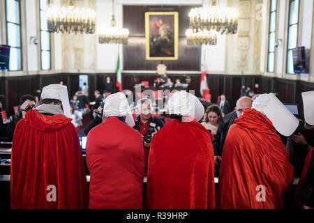 Mailand, Italien. 22. Nov 2018. Feministischer Protest gegen Gesetz 194 während der Rat der Stadt mit Frauen gekleidet als Magd's Geschichte inspiriert Outfits. Credit: LaPresse/Alamy leben Nachrichten Stockfoto