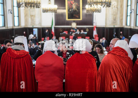 Mailand, Italien. 22. Nov 2018. Feministischer Protest gegen Gesetz 194 während der Rat der Stadt mit Frauen gekleidet als Magd's Geschichte inspiriert Outfits. Credit: LaPresse/Alamy leben Nachrichten Stockfoto