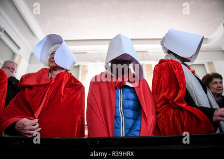 Mailand, Italien. 22. Nov 2018. Feministischer Protest gegen Gesetz 194 während der Rat der Stadt mit Frauen gekleidet als Magd's Geschichte inspiriert Outfits. Credit: LaPresse/Alamy leben Nachrichten Stockfoto