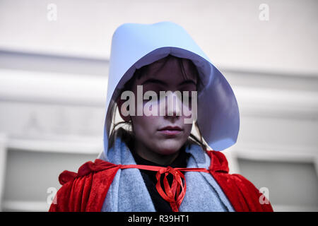 Mailand, Italien. 22. Nov 2018. Feministischer Protest gegen Gesetz 194 während der Rat der Stadt mit Frauen gekleidet als Magd's Geschichte inspiriert Outfits. Credit: LaPresse/Alamy leben Nachrichten Stockfoto