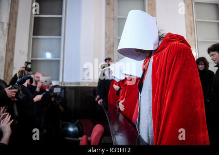 Mailand, Italien. 22. Nov 2018. Feministischer Protest gegen Gesetz 194 während der Rat der Stadt mit Frauen gekleidet als Magd's Geschichte inspiriert Outfits. Credit: LaPresse/Alamy leben Nachrichten Stockfoto