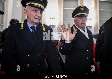 Mailand, Italien. 22. Nov 2018. Feministischer Protest gegen Gesetz 194 während der Rat der Stadt mit Frauen gekleidet als Magd's Geschichte inspiriert Outfits. Credit: LaPresse/Alamy leben Nachrichten Stockfoto