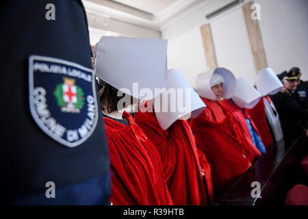 Mailand, Italien. 22. Nov 2018. Feministischer Protest gegen Gesetz 194 während der Rat der Stadt mit Frauen gekleidet als Magd's Geschichte inspiriert Outfits. Credit: LaPresse/Alamy leben Nachrichten Stockfoto