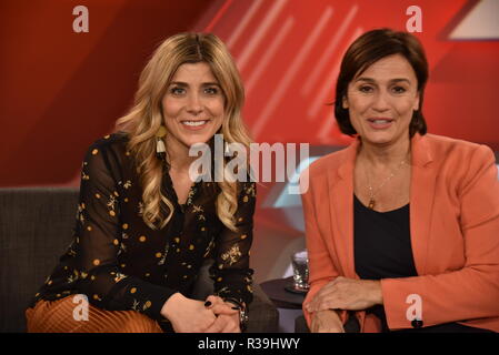 21. November 2018, Nordrhein-Westfalen, Köln: Moderator Panagiota Petridou, l-r und Sandra Maischberger sind Gäste auf der ARD-Talkshow "aischberger'. Foto: Horst Galuschka/dpa Stockfoto