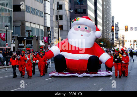 Philadelphia, Pennsylvania, USA. 22 Nov, 2018. Ein aufblasbarer Weihnachtsmann macht seinen Weg vorbei an Rathaus während des Thanksgiving Day Parade in Philadelphia. Quelle: Michael Candelori/ZUMA Draht/Alamy leben Nachrichten Stockfoto