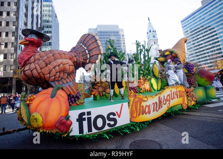 Philadelphia, Pennsylvania, USA. 22 Nov, 2018. Ein Schwimmer mit traditionellen Thanksgiving Bildsprache ist in der Thanksgiving Day Parade in Philadelphia gesehen. Quelle: Michael Candelori/ZUMA Draht/Alamy leben Nachrichten Stockfoto