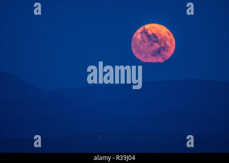 Aberystwyth, Wales, UK. 22. November 2018. Der Vollmond, in diesem Monat, wie der Biber Mond bekannt, erhebt sich über den Hügeln außerhalb von Aberystwyth, Wales, auf einem eiskalten November Nacht Foto: Keith Morris/Alamy leben Nachrichten Stockfoto