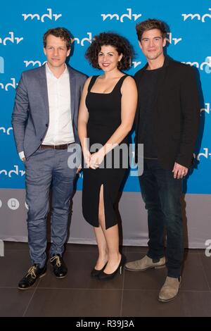 Bad Schandau, Deutschland. 22 Nov, 2018. Der deutsche Schauspieler Sebastian Kaufmane (L-R), Liza Tzschirner und Philipp Danne stehen im Hotel elbresidenz anlässlich der Vorschau der TV-Serie 'Der Ranger - Paradies Heimat'. Zwei Filme aus der neuen Serie auf ARD am 23. und 30. November 2018 ausgestrahlt werden. Credit: Sebastian Kahnert/dpa-Zentralbild/dpa/Alamy leben Nachrichten Stockfoto