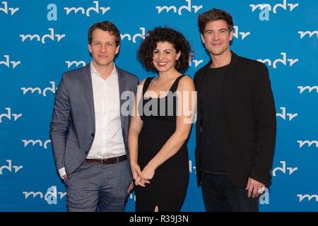 Bad Schandau, Deutschland. 22 Nov, 2018. Der deutsche Schauspieler Sebastian Kaufmane (L-R), Liza Tzschirner und Philipp Danne stehen im Hotel elbresidenz anlässlich der Vorschau der TV-Serie 'Der Ranger - Paradies Heimat'. Zwei Filme aus der neuen Serie auf ARD am 23. und 30. November 2018 ausgestrahlt werden. Credit: Sebastian Kahnert/dpa-Zentralbild/dpa/Alamy leben Nachrichten Stockfoto