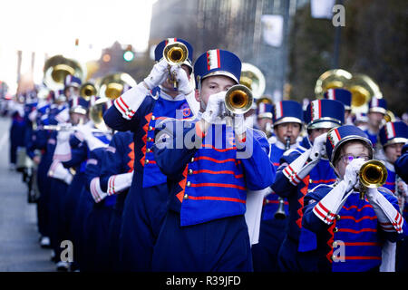 Philadelphia, Pennsylvania, USA. 22 Nov, 2018. Marching Bands aus den USA in der Thanksgiving Day Parade in Philadelphia teilnehmen. Quelle: Michael Candelori/ZUMA Draht/Alamy leben Nachrichten Stockfoto