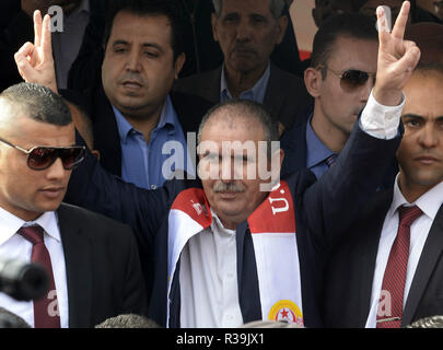 Tunis, Tunesien. 22 Nov, 2018. Noureddine Tabboubi (C), Generalsekretär der Tunesischen Allgemeine Gewerkschaft (UGTT), beteiligt sich an der Generalstreik in Tunis, Tunesien, Nov. 22, 2018. Mehr als 690.000 Angestellte im öffentlichen Dienst am Donnerstag an einem Generalstreik in 24 Provinzen in Tunesien, tunesische nationale Radio berichtet. Organisiert von tunesischen Allgemeine Gewerkschaft, der Generalstreik im gesamten öffentlichen Dienst System gelähmt, darunter Ministerien, sowie den zentralen und regionalen Verwaltungen. Credit: Adele Ezzine/Xinhua/Alamy leben Nachrichten Stockfoto