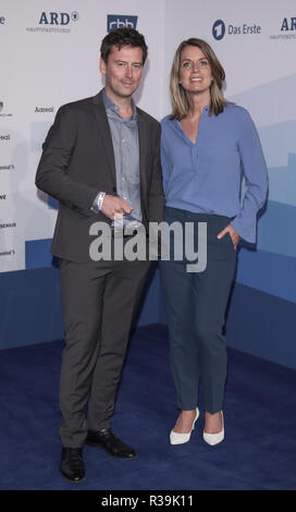 Berlin, Deutschland. 22 Nov, 2018. Die Moderatoren Sascha Hingst und Jessy Wellmer an die ARD Hauptstadt treffen kommen. Quelle: Jörg Carstensen/dpa/Alamy leben Nachrichten Stockfoto