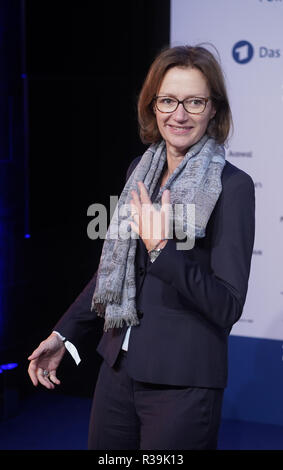 Berlin, Deutschland. 22 Nov, 2018. Die Journalistin Bettina Schausten der ARD Hauptstadt treffen. Quelle: Jörg Carstensen/dpa/Alamy leben Nachrichten Stockfoto