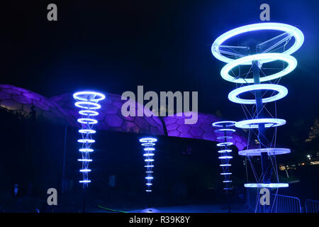 Eden Project, Cornwall, UK. 22. November 2018. Die Schatten und Licht affter dunkle Erfahrung beginnt für die Weihnachtszeit dieses Wochenende am Eden Project: Simon Maycock/Alamy leben Nachrichten Stockfoto