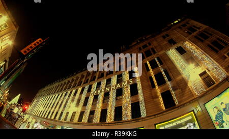Glasgow, Schottland, Großbritannien, 22. November 2018. UK Wetter. Kälte und Nässe für das neue Layout der Debenhams in Argyle Street mit bis spät in die Nacht zusammen Donnerstag Öffnung in der Stadt als der Einkaufsbummel am Schwarzen Freitag in einer Woche der Einkauf gemacht hat. Gerard Fähre / Alamy news Credit: Gerard Fähre / alamy Leben Nachrichten Stockfoto