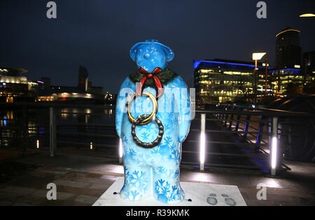 Salford, Greater Manchester, UK. 22. Nov 2018. Fünf Goldringe Schneemann Skulptur von Adam pekr Eine der festliche Art trail Skulpturen erstellt, das 40-jährige Jubiläum von Raymond Briggs Bilderbuch "Der Schneemann" zu feiern. Die riesige Schneemänner Skulpturen, die durch den Gesang der "zwölf Tagen inspiriert von Weihnachten' können rund um die Media City, Salford, Großbritannien, 22. November 2018 (C) Barbara Cook/Alamy Leben Nachrichten gefunden werden Stockfoto