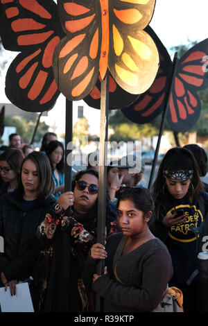 Tucson, Arizona, USA. 21 Nov, 2018. Drehen Sie die Demonstranten auf die Straße von Tucson nach dem nicht Schuldspruch im Schießen 2012 der Mexikanischen jugendlich Jose Antonio Elena Rodriguez. Border Patrol-agent Lonnie Swartz schoß die Jugendlich 16 mal durch den Grenzzaun in Nogales, nachdem der Junge war angeblich werfen Steine auf Agenten. Anstelle von Rückzug für Deckel wie andere Agenten Swartz wählte tödlicher Gewalt zu verwenden und die Flucht Rodriguez töten. Quelle: Christopher Braun/ZUMA Draht/Alamy leben Nachrichten Stockfoto