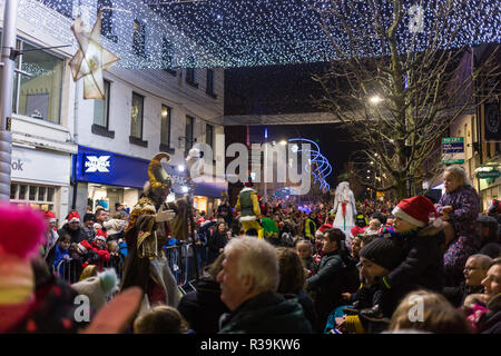 Lisburn, Nordirland, 22. November 2018. Massen von Menschen, darunter viele junge Familien, line Bow Street und Marktplatz in Lisburn Stadtzentrum zu einem Laternenumzug, an denen Schülerinnen und Schüler durch die Carnival Darsteller für die jährlichen Weihnachtsbeleuchtung Switch-On begleitet. Es markiert den Beginn der Lisburn Licht Festival, 22. November bis 25. Januar, wenn über eine Million werden die Lichter der Stadt leuchten. Der Bürgermeister, Stadtrat Uel Mackin eingeschaltet die Weihnachtsbeleuchtung gekonnt unterstützt von Santa. Credit: Ian Proctor/Alamy leben Nachrichten Stockfoto