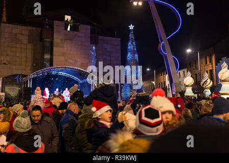 Lisburn, Nordirland, 22. November 2018. Massen von Menschen, darunter viele junge Familien, line Bow Street und Marktplatz in Lisburn Stadtzentrum zu einem Laternenumzug, an denen Schülerinnen und Schüler durch die Carnival Darsteller für die jährlichen Weihnachtsbeleuchtung Switch-On begleitet. Es markiert den Beginn der Lisburn Licht Festival, 22. November bis 25. Januar, wenn über eine Million werden die Lichter der Stadt leuchten. Der Bürgermeister, Stadtrat Uel Mackin eingeschaltet die Weihnachtsbeleuchtung gekonnt unterstützt von Santa. Credit: Ian Proctor/Alamy leben Nachrichten Stockfoto